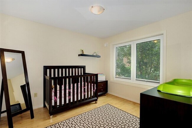 Building Photo - 2Bd/1Ba Seattle Condo