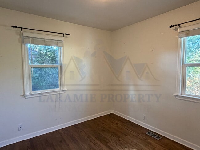 Building Photo - Charming 3 Bedroom 2 Bathroom House