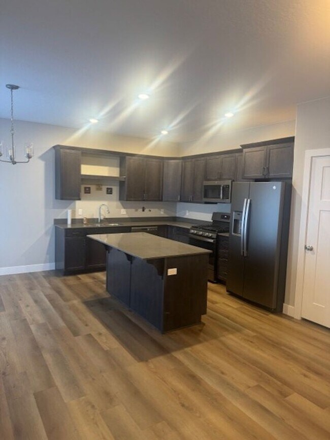 Building Photo - 3 Bedroom, 2.5 Bathroom