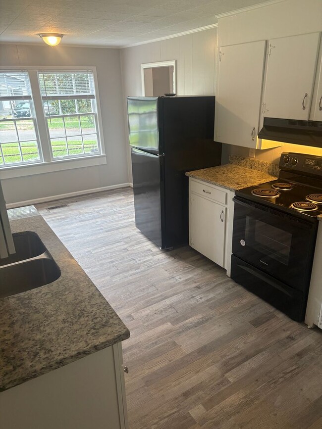 Building Photo - 3/2 in Midfield