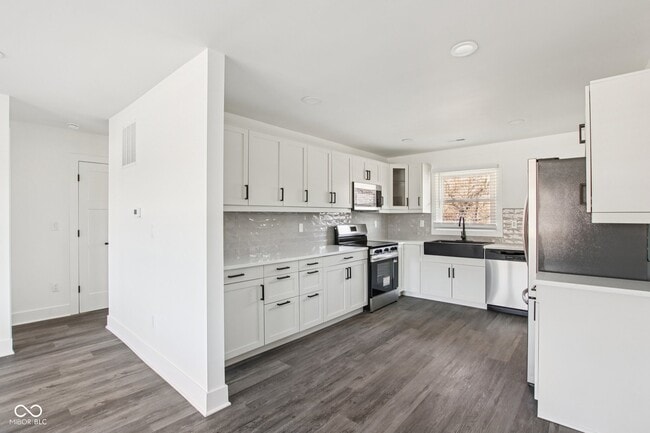 Building Photo - 21 N Devon Ave