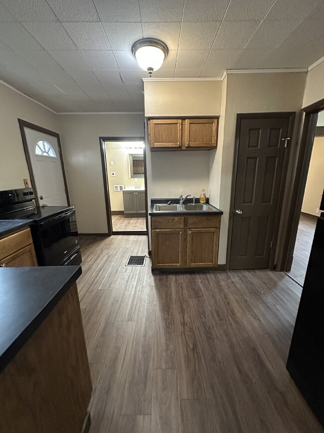 Building Photo - 108 W Holmes St