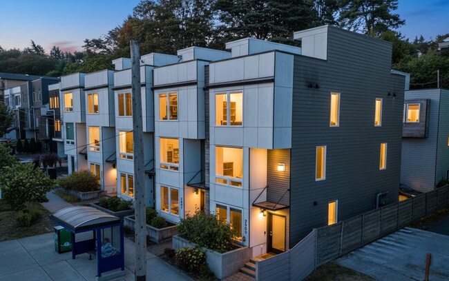 Building Photo - Three-Bedroom Townhouse on Queen Anne!!!!