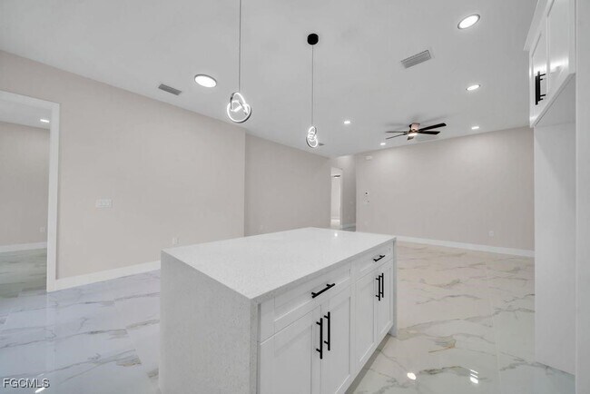 Building Photo - 734 Jack Ave S