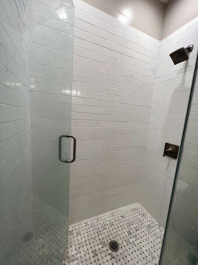 Building Photo - 1744 W Winnemac Ave