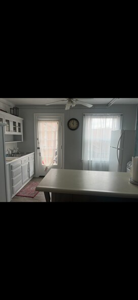 Building Photo - 208 Sutton St