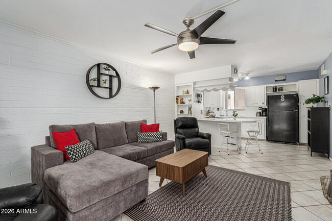 Building Photo - 6824 E 2nd St