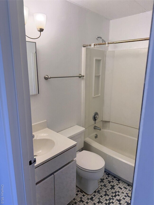 Building Photo - 86 McLoughlin St