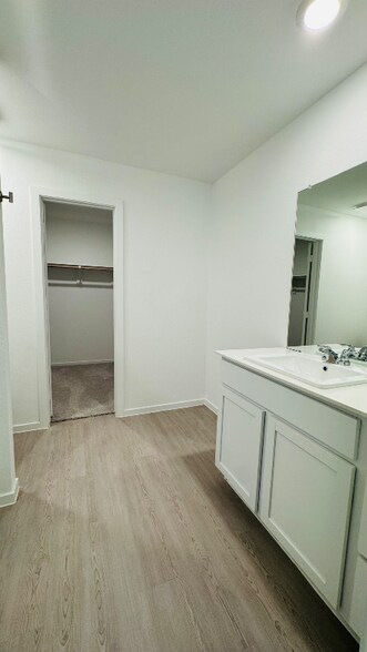 Building Photo - 472 Shoreview Dr