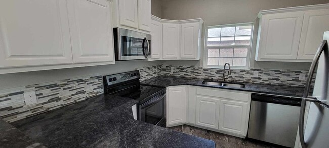Building Photo - Beautiful property with granite countertops!