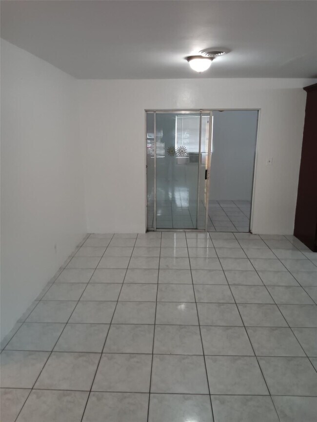 Building Photo - 120 NE 26th Ct