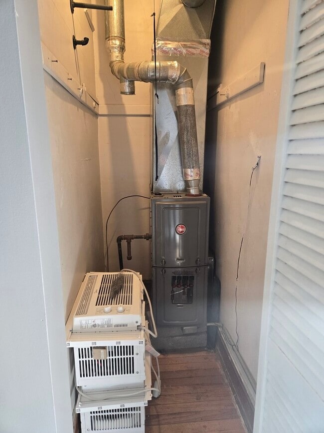 Building Photo - 2822 W Marquette Rd