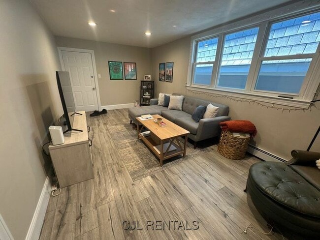 Building Photo - 63 Falcon St