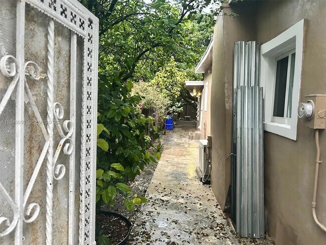 Building Photo - 261 NW 49th St