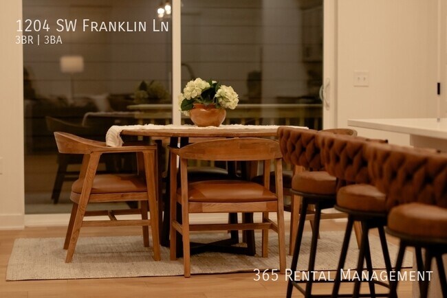 Building Photo - 1204 SW Franklin Dr