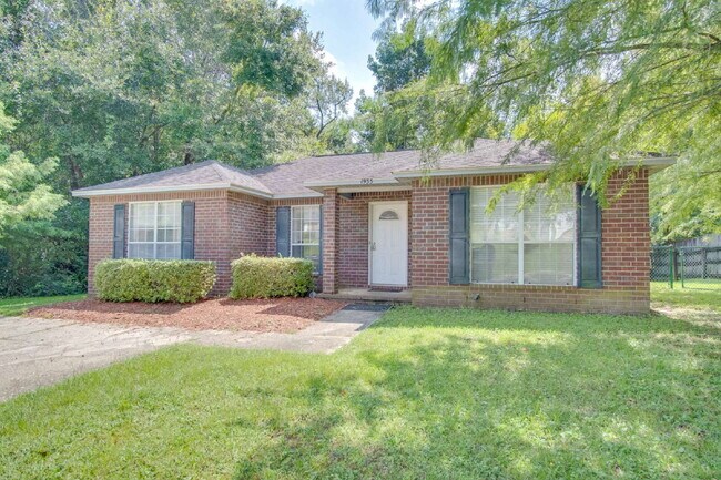 Building Photo - Northeast Pensacola 2 R, 2BA Home Near UWF with LVP Flooring, Large Sunroom, Spacious Lot & Backy...