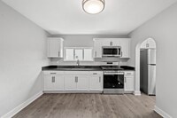 Building Photo - Beautiful 3 bedroom home in Coraopolis available June 1!