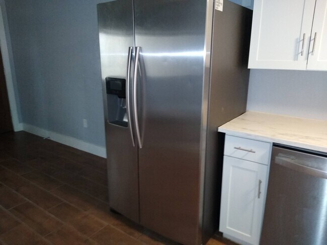 Building Photo - Blue Pointe