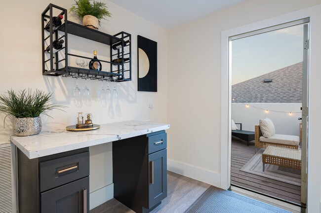 Building Photo - 913 Thompson St