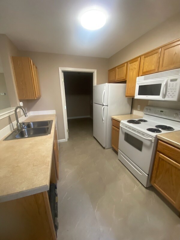 Building Photo - 712 Oakmont Rd