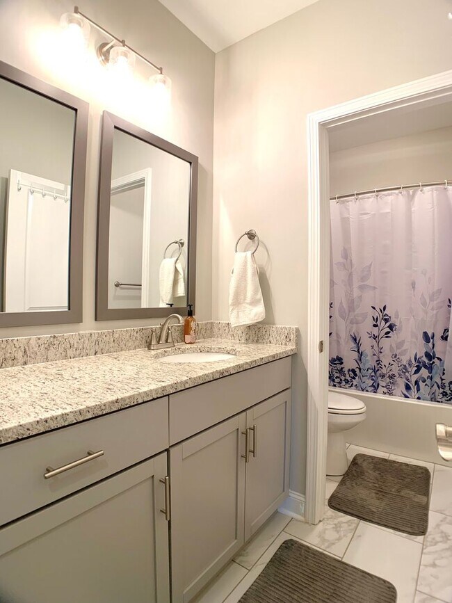 Building Photo - 585 Dexter Dr