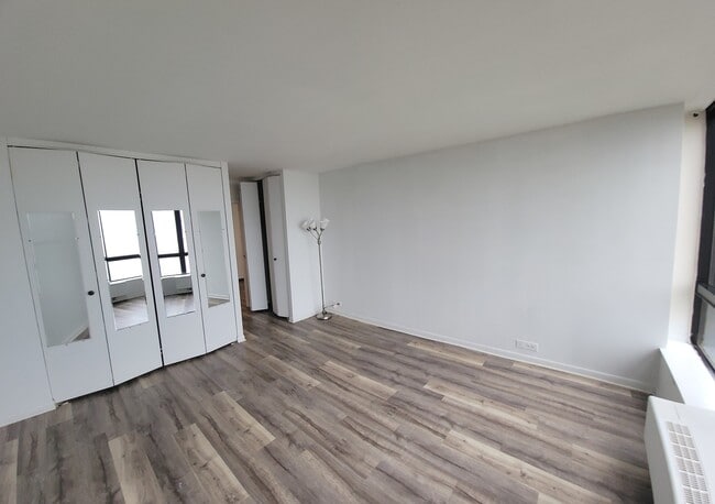 Building Photo - 5415 N Sheridan Rd