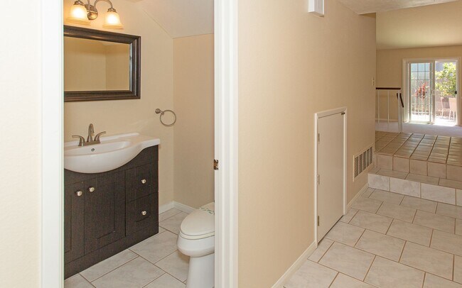 Building Photo - Charming 4 bedroom Home in Oceanside