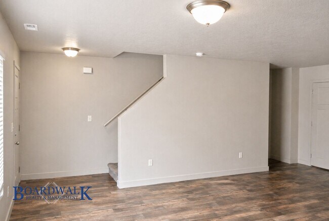 Building Photo - Large Herriman 3 Bed 2 Bath Town Home!