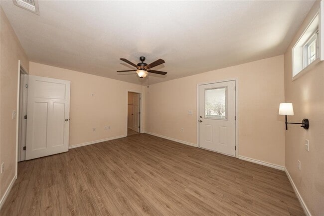 Building Photo - 400 Oak Knob Dr