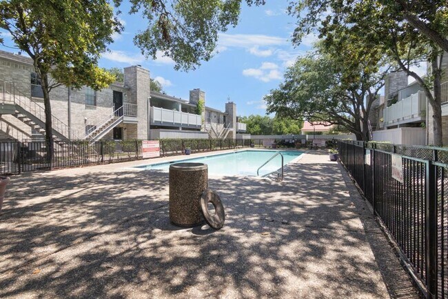 Building Photo - 10835 Braes Bend Dr
