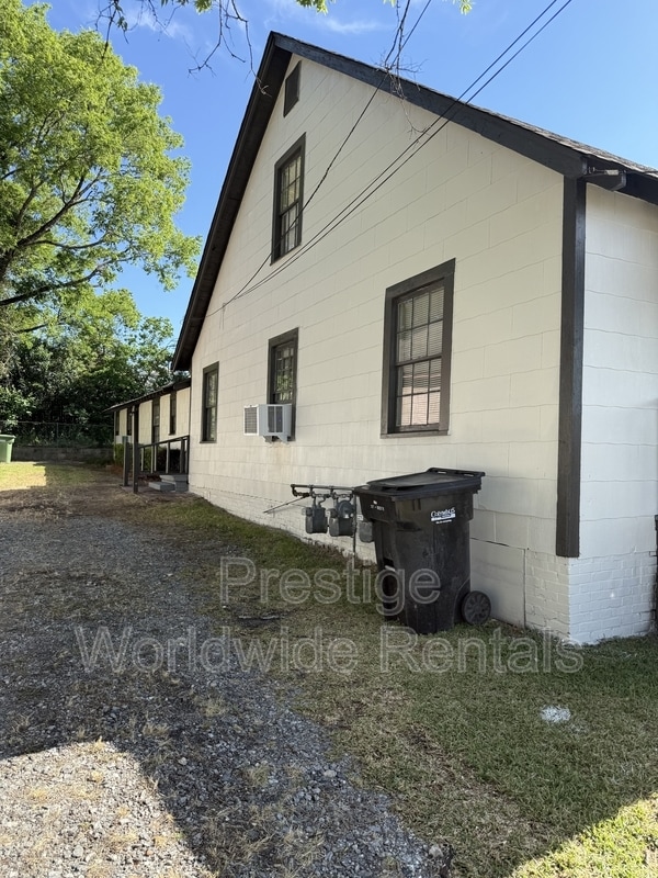 Building Photo - 1051 43rd St