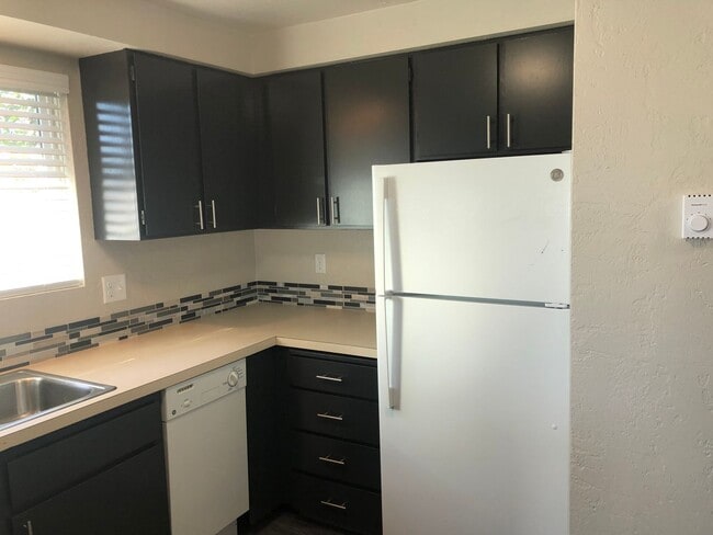 Building Photo - Updated 2 bedroom 1.5 bathroom duplex!