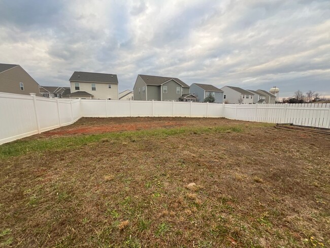 Building Photo - Fabulous 4 Bedroom 3 Bathroom Home in High...