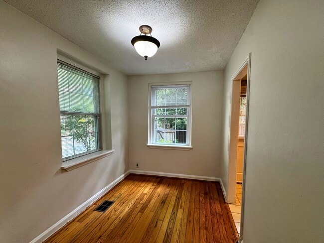 Building Photo - 3 level end unit 1br+den 2ba town house in...