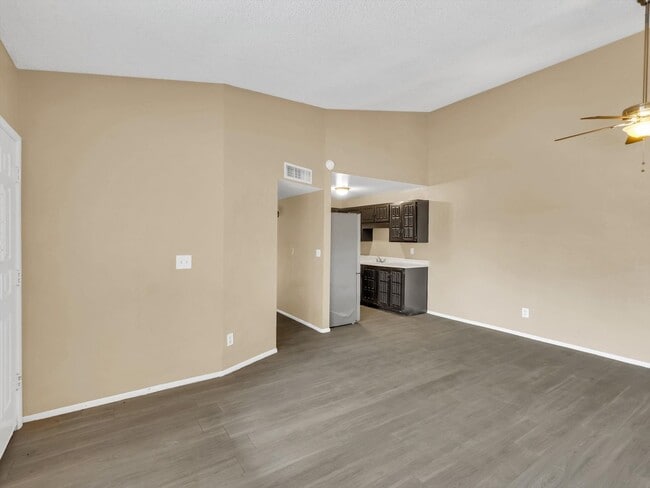 Building Photo - cozy townhome 2 bd 1 bth