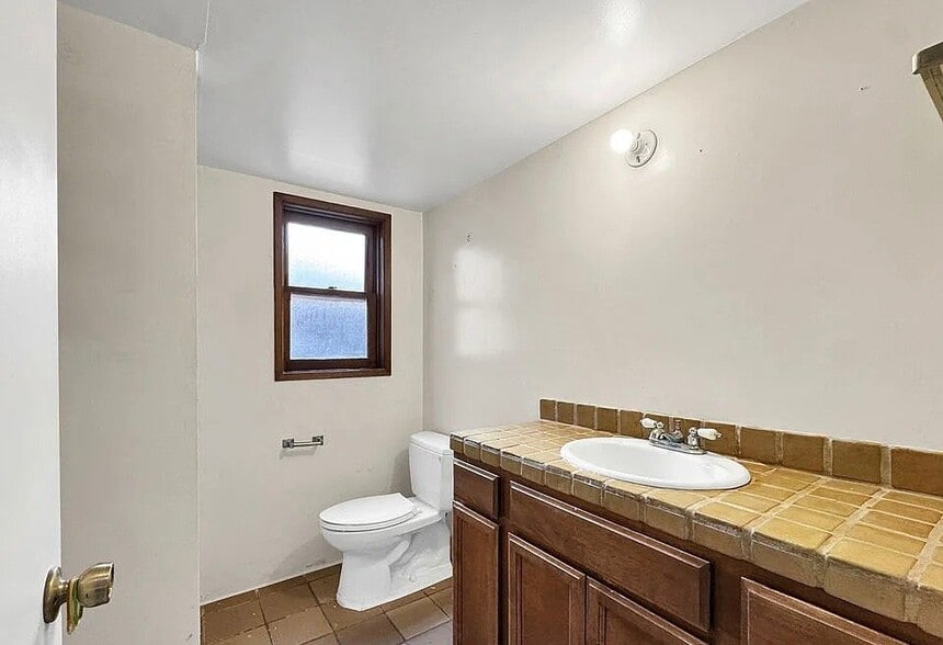 Building Photo - 844 25th St