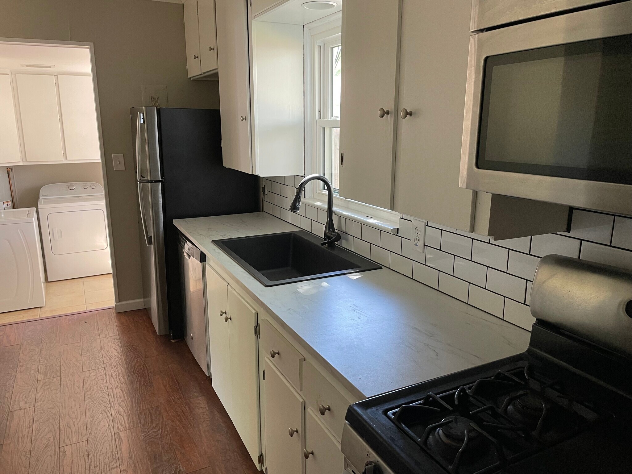 Kitchen overlooks the backyard - 1335 Dallas St