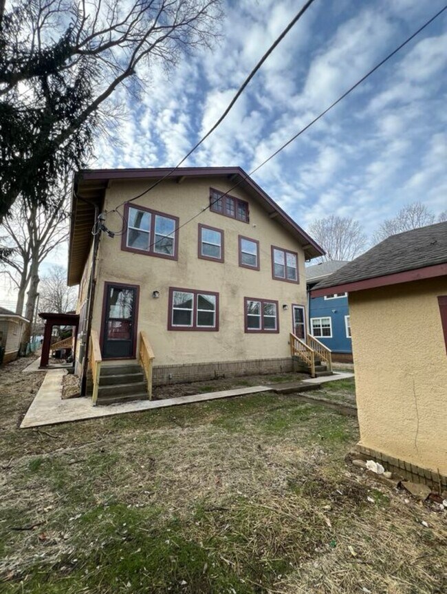 Building Photo - 216 E 49th St