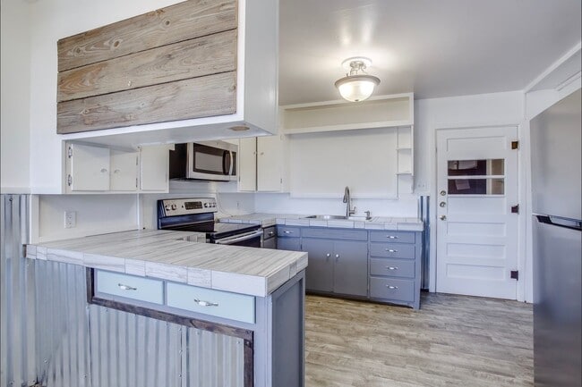 Building Photo - 3 Bedroom 2 Bathroom house with lots of Character!