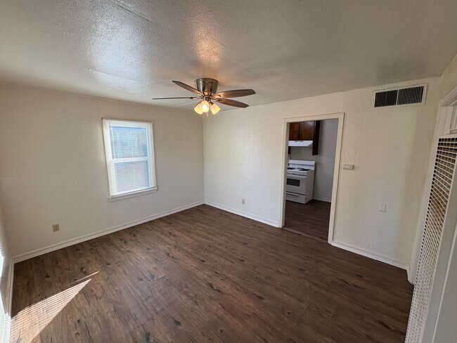 Building Photo - Cozy Home On Spacious Lot Available Now!