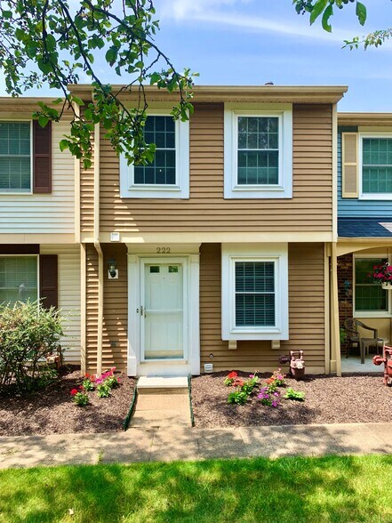 Building Photo - 222 Shadowlawn Cir