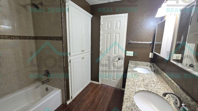 Building Photo - Lovley 4 Bedroom Plus an Office