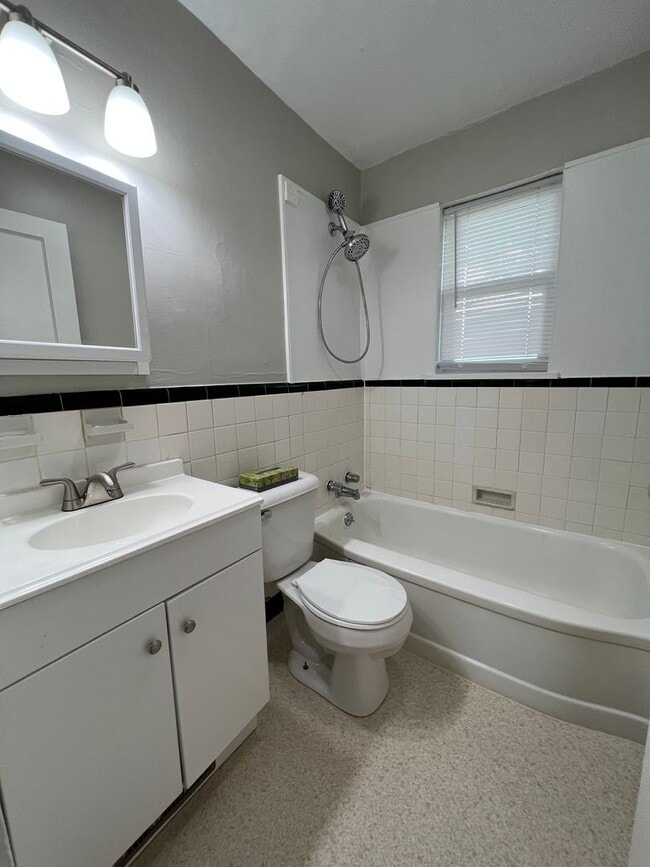 Building Photo - 1257 W 6th St