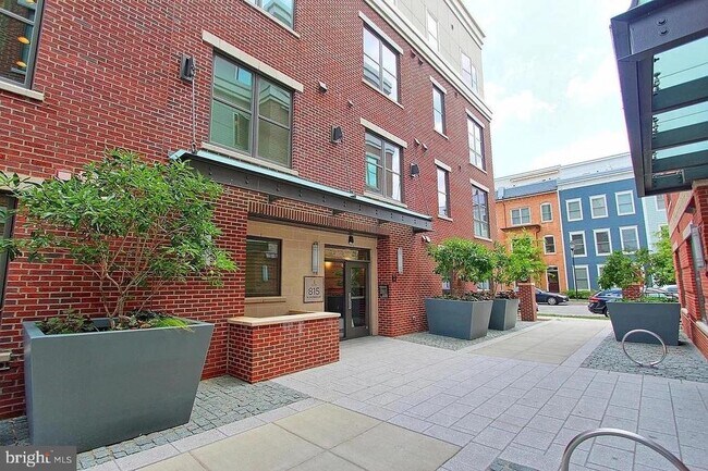 Building Photo - 815 N Patrick St