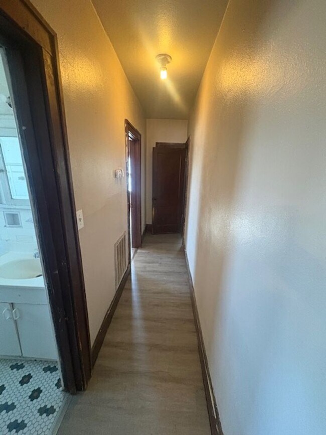 Building Photo - 1208 NE Jefferson Ave