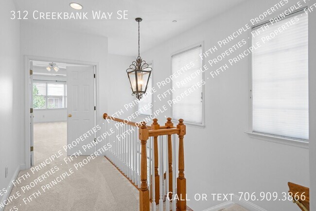 Building Photo - 312 Creekbank Way SE