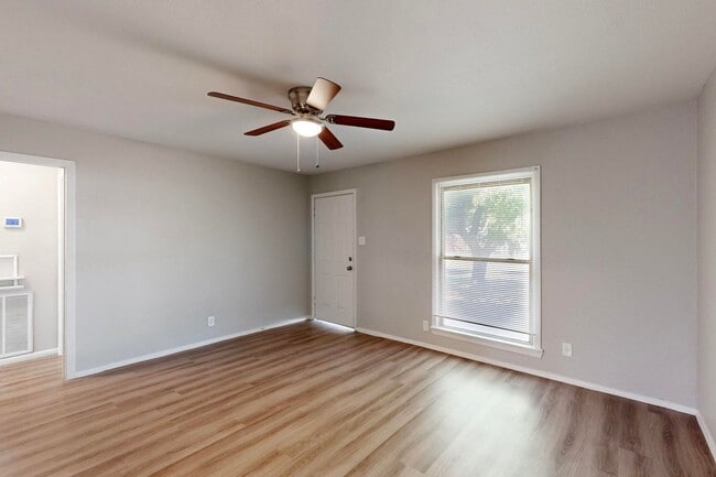 Building Photo - Charming 2-Bedroom Cottage with Big Backyard