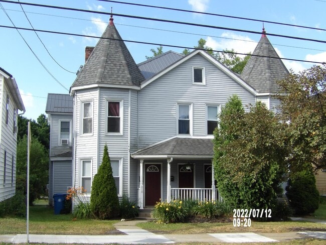 Building Photo - 374 Pine St