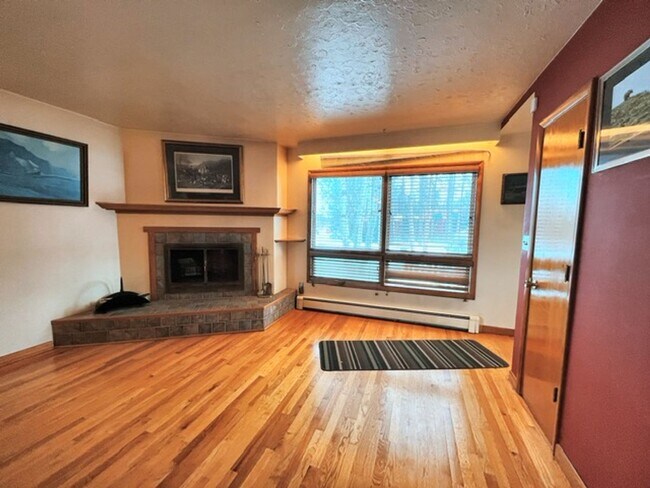 Building Photo - Spacious Midtown Two Bedroom with Utilitie...