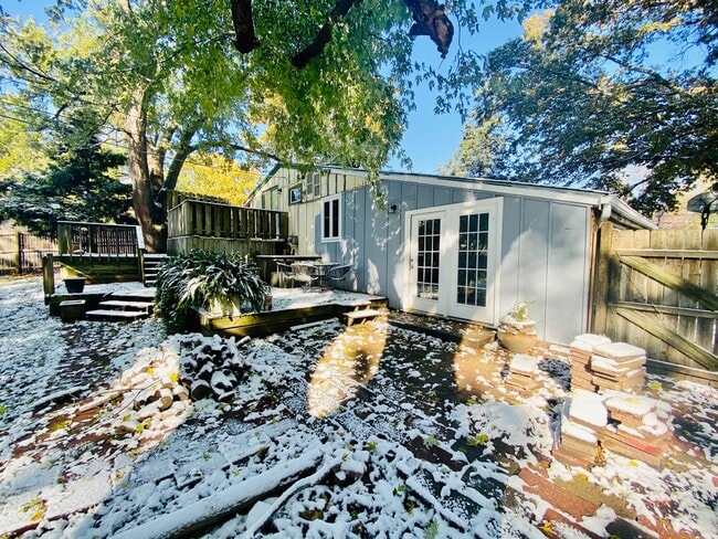 Building Photo - {11821} Desirable Shawnee Village Location + Hardwood Floors + Fenced Yard